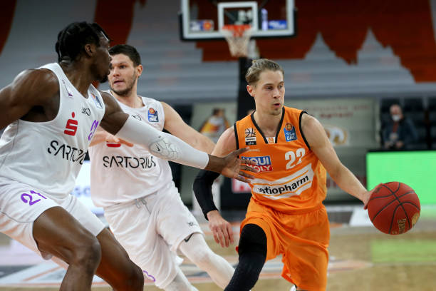 背后是他对 背后是他对